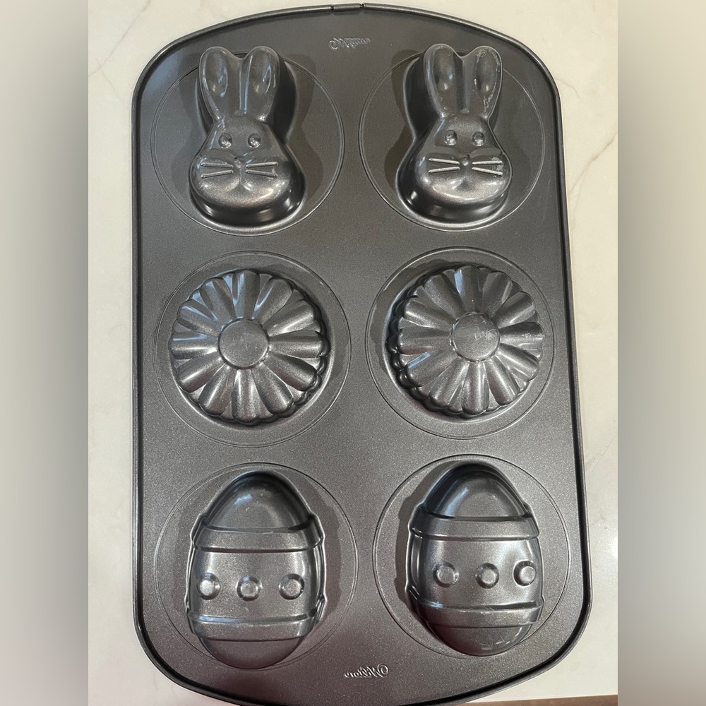 Wilton Easter Themed 6 mini cakes, cake pan